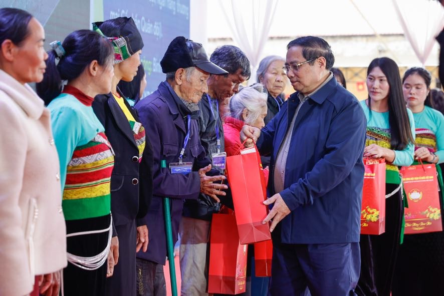 Thủ tướng Chính phủ Phạm Minh Chính tặng quà 100 gia đình chính sách, hộ nghèo trên địa bàn xã Cẩm Thạch và tỉnh Thanh Hoá (Ảnh: VGP/Nhật Bắc)