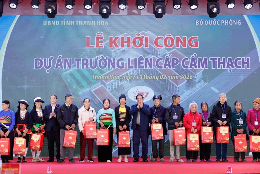 Thủ tướng Chính phủ Phạm Minh Chính tặng quà 100 gia đình chính sách, hộ nghèo trên địa bàn xã Cẩm Thạch và tỉnh Thanh Hoá (Ảnh: VGP/Nhật Bắc)