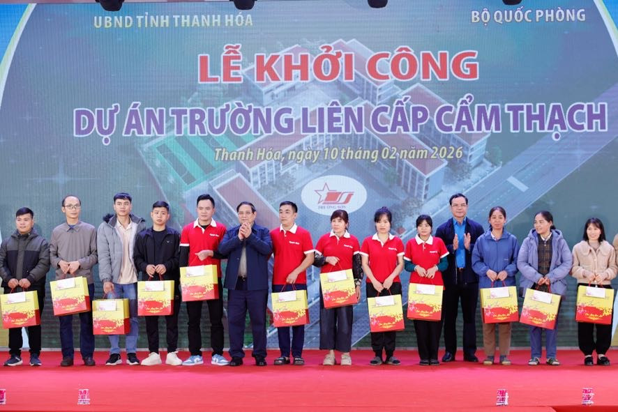 Thủ tướng Chính phủ Phạm Minh Chính tặng quà 100 công nhân, lao động trên địa bàn xã Cẩm Thạch và tỉnh Thanh Hoá (Ảnh: VGP/Nhật Bắc)