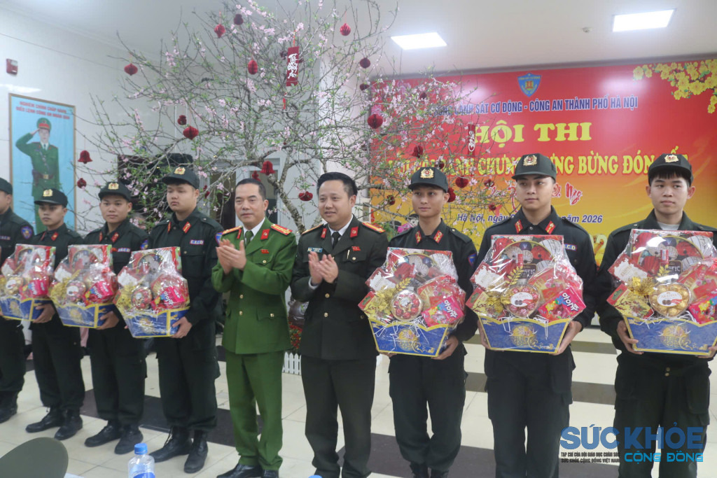 Lãnh đạo phòng Cảnh sát cơ động tặng quà cho các chiến sĩ có hoàn cảnh khó khăn đang công tác trong lực lượng 