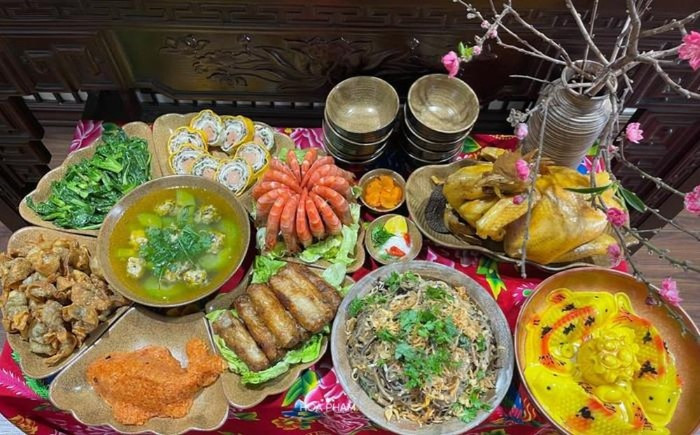 Mâm cúng ông Táo của chị Hòa Phạm ghi điểm bởi sự chỉn chu và tinh tế: gà luộc cánh tiên trang nhã, thạch cá chép trong veo mang ý nghĩa tiễn Táo quân, trứng hấp vân hoa mềm mịn, sủi cảo chiên giòn vàng ruộm, xôi gấc cá chép đỏ thắm may mắn, rau mầm bắp cải xào thanh nhẹ, miến xào đậm đà, nem rán giòn rụm, tôm hấp sả thơm lừng và bát canh bí mọc ngọt lành – tất cả hòa quyện tạo nên một mâm lễ vừa đẹp mắt vừa ấm áp hương vị ngày cuối năm