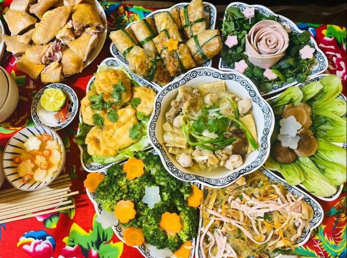 Theo chị Yến Ly, mâm cơm cúng ông Công ông Táo năm nay của nhà chị chuẩn bị giản dị nhưng ấm cúng, với mong muốn gửi gắm lòng thành và lời cảm ơn cho một năm đã qua. Từng món ăn đều được nấu bằng sự chăm chút, yêu thương, mong ông Táo về chầu trời báo cáo những điều tốt đẹp, mang theo nhiều bình an, may mắn và đủ đầy cho gia đình trong năm mới