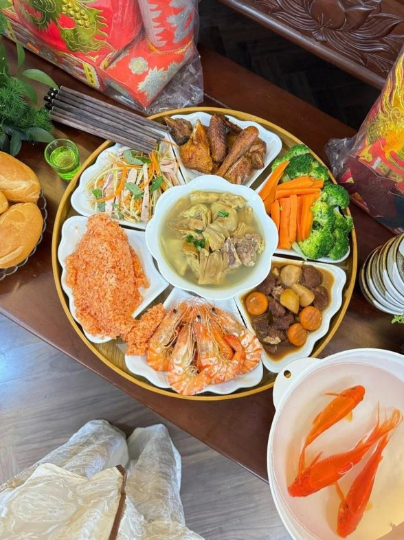 Chị Ly Hà khoe mâm cỗ chuẩn bị kỳ công