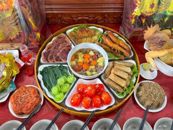 Chị Lan Anh cũng rất chỉn chu trong việc làm mâm cỗ cúng ông Táo. Mâm cỗ của chị có các món: Tôm tẩm bột chiên xù, gà luộc, xôi...
