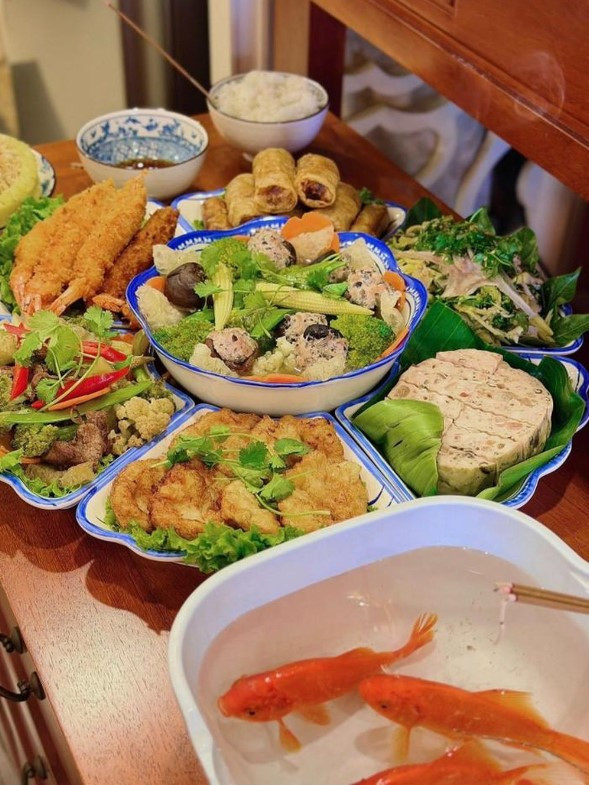 Mâm cỗ đa dạng món, bày biện bắt mắt