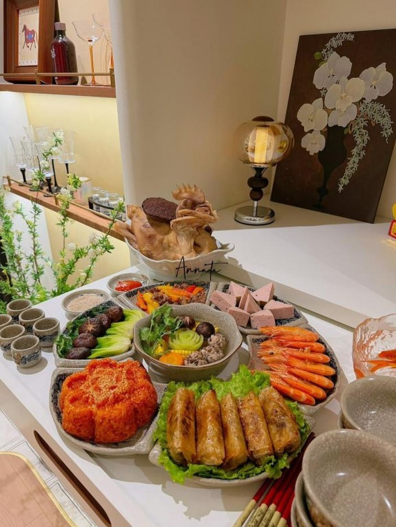 Mâm cỗ gồm các món cơ bản cực hấp dẫn nhà chị Anna: Gà luộc, tôm hấp, giò lụa, canh mọc, nem rán...