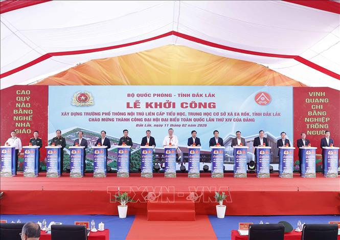 Tổng Bí thư Tô Lâm và các đại biểu phát lệnh khởi công xây dựng Trường Phổ thông nội trú liên cấp Tiểu học, Trung học cơ sở xã Ea Rốk (tỉnh Đắk Lắk) (Ảnh: TTXVN)
