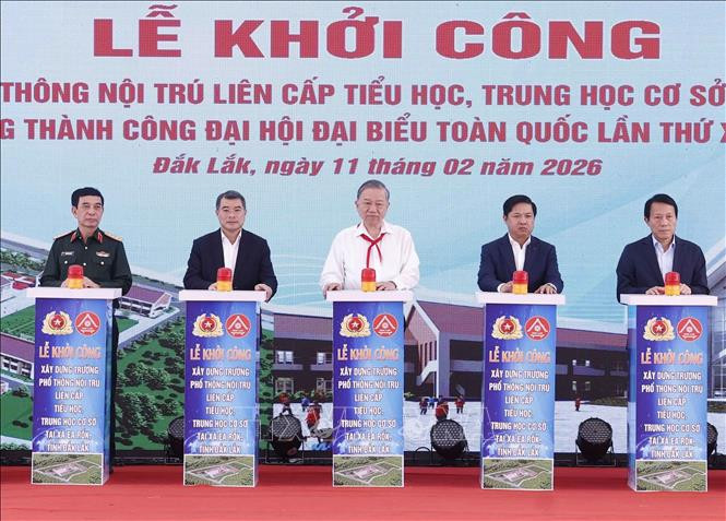 Tổng Bí thư Tô Lâm và các đại biểu phát lệnh khởi công xây dựng Trường Phổ thông nội trú liên cấp Tiểu học, Trung học cơ sở xã Ea Rốk (tỉnh Đắk Lắk) (Ảnh: TTXVN)