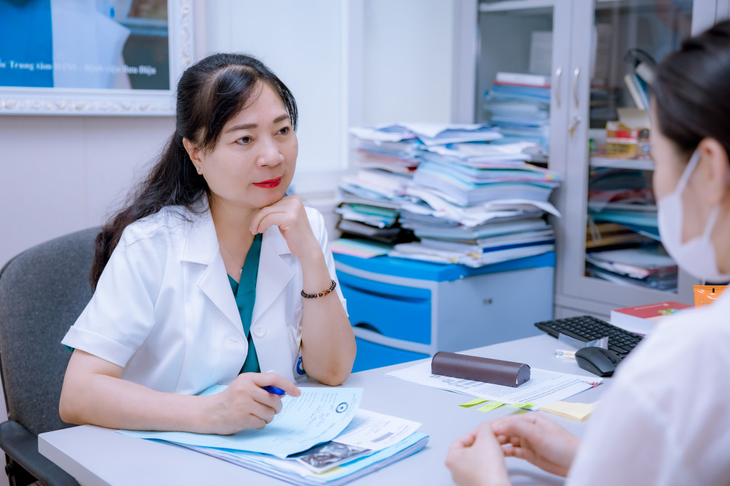 Bác sĩ CKI Nguyễn Thị Nhã, Giám đốc Trung tâm Hỗ trợ sinh sản Bệnh viện Bưu điện thăm khám cho bệnh nhân tại Tuần lễ miễn phí khám, tư vấn vô sinh - hiếm muộn (Ảnh: BVCC)