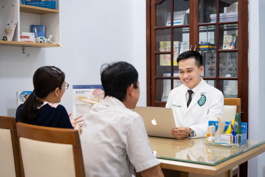 Không ít bệnh nhân đến khám muộn vì xấu hổ – điều bác sĩ Lê Vũ Tân cố gắng phá vỡ bằng truyền thông y khoa.(Ảnh: NVCC)