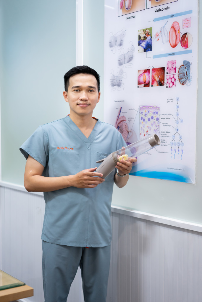 Bác sĩ Lê Vũ Tân chọn cách giải thích nam khoa bằng ngôn ngữ dễ hiểu, thay vì những thuật ngữ khiến người bệnh ngại hỏi (Ảnh: Sưu tầm)