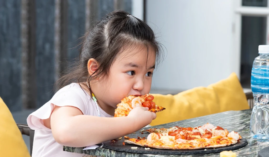 Phụ huynh cần hạn chế tinh bột trong khẩu phần ăn của trẻ (Ảnh: Sưu tầm)