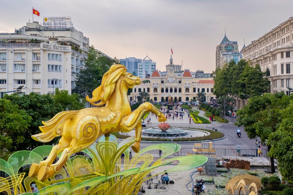 Nổi bật là linh vật ngựa lấy cảm hứng từ hình tượng Thánh Gióng cưỡi ngựa bay về trời, cao 11 m (tính cả giá đỡ), có thể cử động đầu và chân