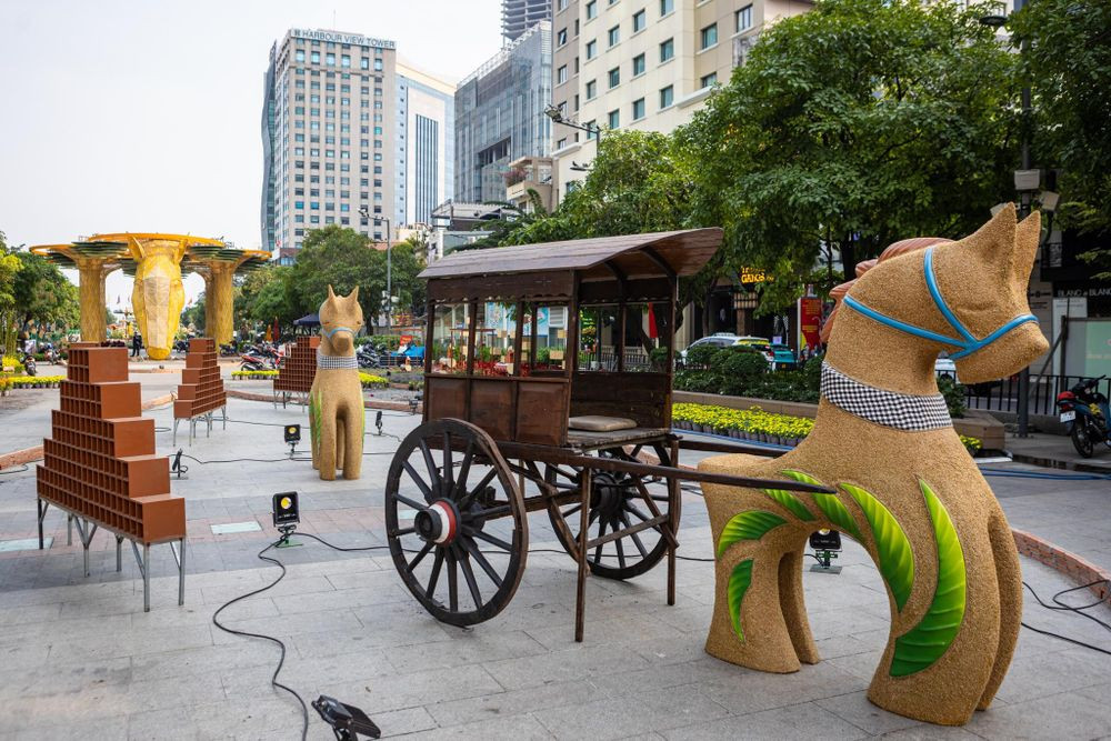 Có nhiều linh vật ngựa khác nhau về kích cỡ và màu sắc, được tạo hình từ vật liệu nhẹ và thân thiện môi trường