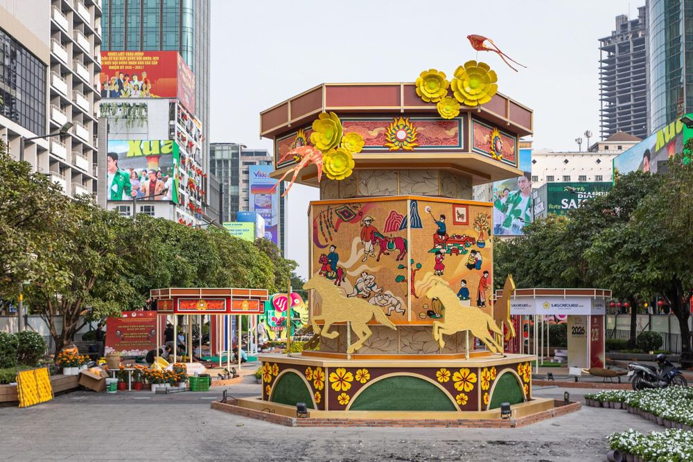 Điểm nhấn khác của đường hoa là mô hình đèn kéo quân cao hơn 6 m, đường kính 6,4 m thuộc đại cảnh Rực rỡ miền ký ức. Trục xoay liên tục của đèn tái hiện khung cảnh dân gian về Tết Việt, lưu giữ những giá trị truyền thống, bản sắc dân tộc