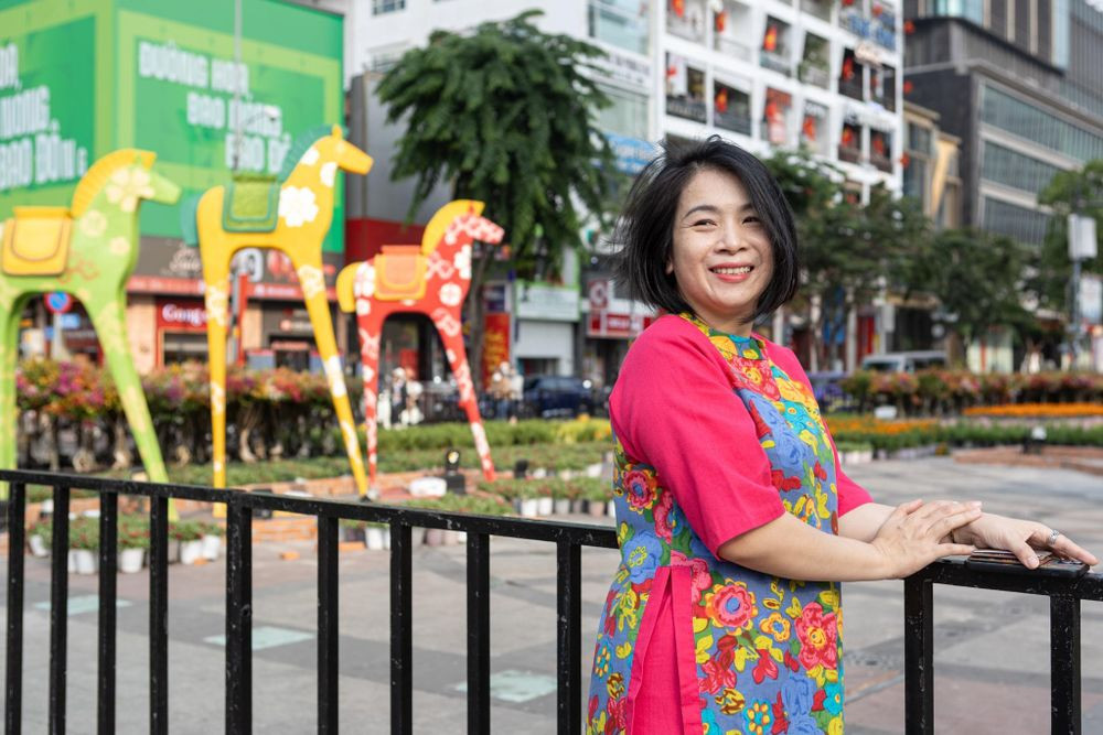 Dù chưa chính thức mở cửa, khu vực xung quanh đường Nguyễn Huệ đã thu hút nhiều người dân dừng chân theo dõi quá trình thi công. Không ít người tranh thủ chụp ảnh từ bên ngoài, ghi lại hình ảnh đường hoa trong giai đoạn hoàn thiện