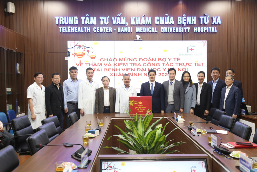 Thứ trưởng thường trực Bộ Y tế Vũ Mạnh Hà chúc mừng Bệnh viện Đại học Y Hà Nội (Ảnh: TL)