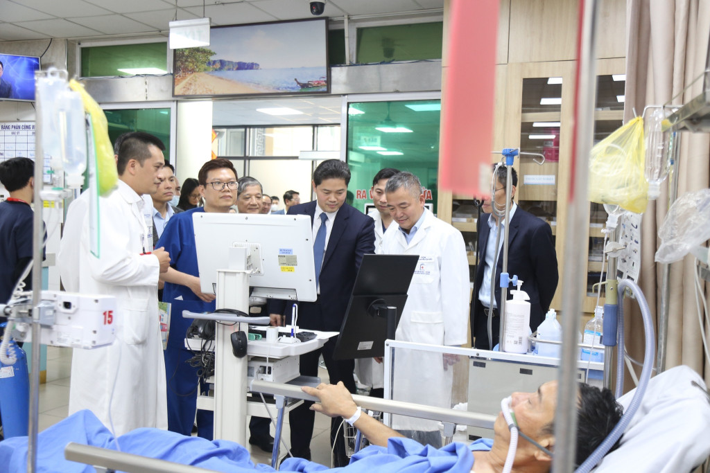 Thứ trưởng thường trực Bộ Y tế Vũ Mạnh Hà thăm và kiểm tra công tác trực tết tại Bệnh viện Đại học Y Hà Nội (Ảnh: TL)