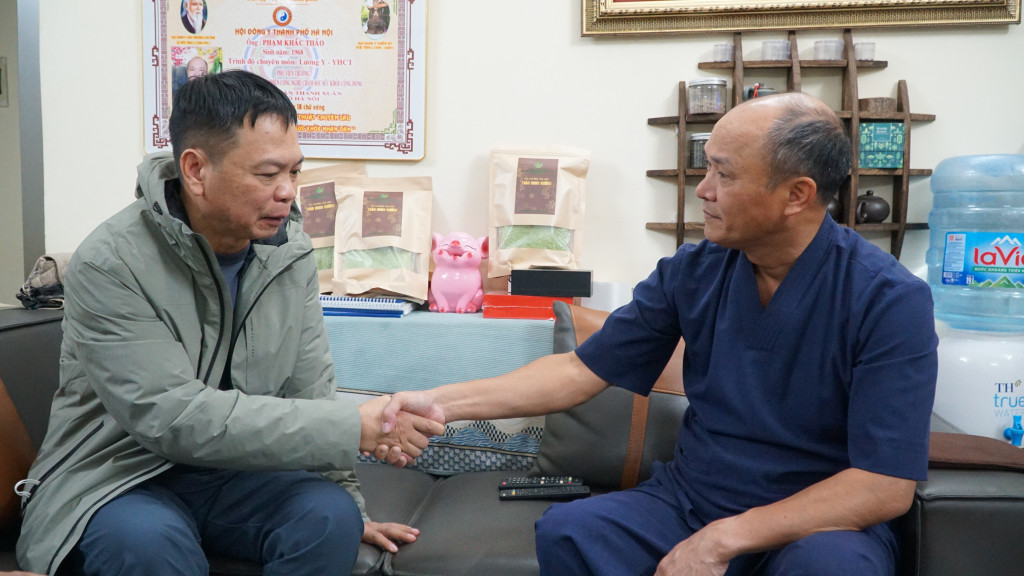 Lương y Phạm Khắc Thảo tư vấn và động viên bệnh nhân vượt qua căn bệnh khó