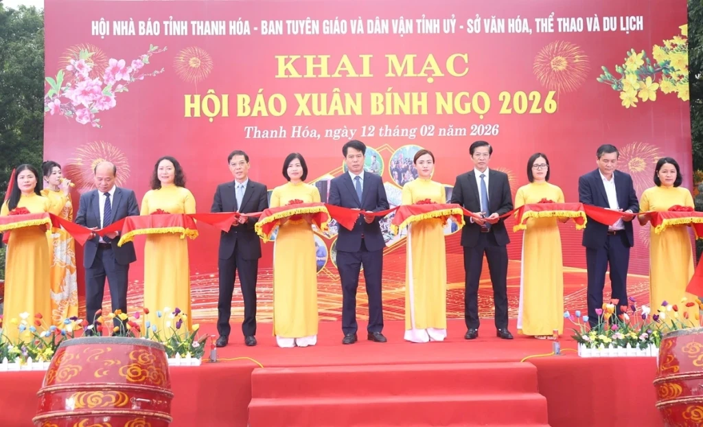 ác đại biểu thực hiện nghi thức cắt băng khai mạc Hội báo Xuân Bính Ngọ 2026 (Ảnh: Tô Phương)