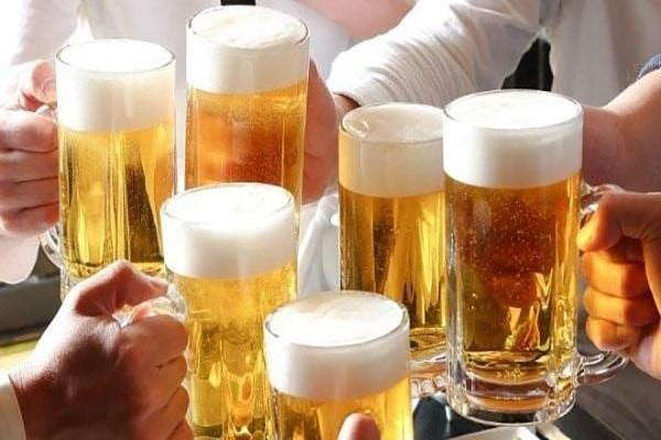 Rượu bia làm suy giảm chức năng miễn dịch và tăng nguy cơ mắc các bệnh mãn tính như tiểu đường, ung thư (Ảnh minh họa)