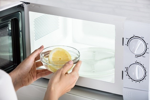 Lò vi sóng cũng tiềm ẩn rủi ro nếu không hâm nóng đều, đủ nhiệt độ cần thiết (Ảnh minh hoạ)