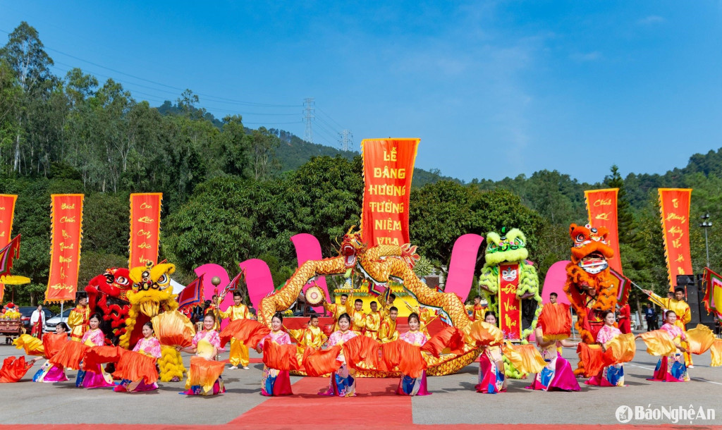 Chương trình hòa tấu trống hội Vạn An trong Lễ hội vua Mai