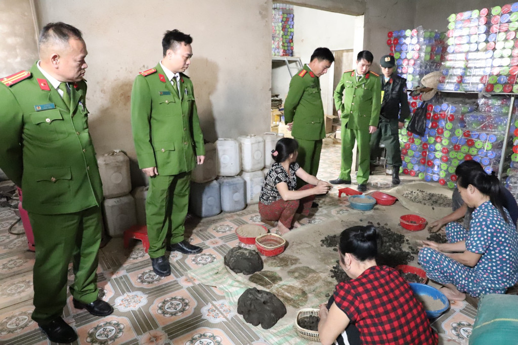 Thời điểm lực lượng công an kiểm tra, Các đối tượng đang trực tiếp trộn phụ gia và thuốc tân dược, vo viên, đóng gói thuốc giả chuẩn bị đưa ra thị trường (Ảnh: BCA)