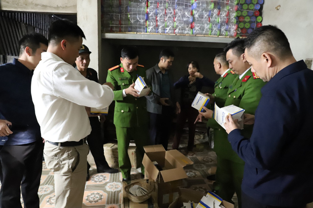 Hàng trăm vỏ thuốc tân dược được lực lượng Công an phát hiện tại nhà Đoàn Thị Lam (Ảnh: BCA)