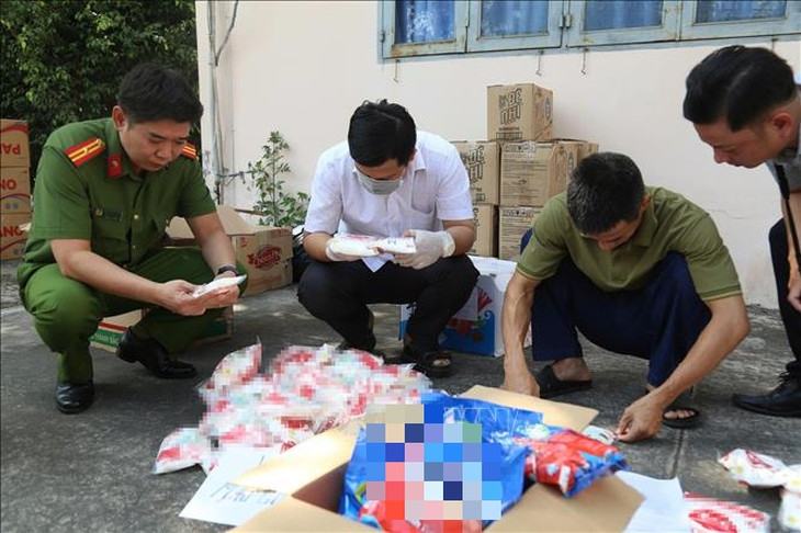 Lực lượng chức năng kiểm tra số tang vật thu giữ (Ảnh: Công an cung cấp)