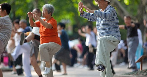 Người bệnh nên duy trì các hoạt động nhẹ nhàng như đi bộ, yoga; tránh gắng sức, leo núi hoặc mang vác nặng (Ảnh minh họa)