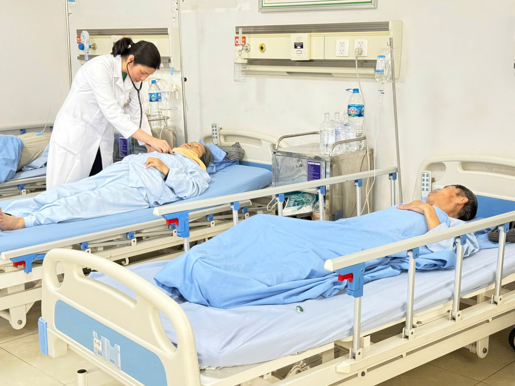 Người dân cần duy trì việc dùng thuốc đều đặn, đúng liều, đúng thời gian theo chỉ định của bác sĩ, nhất là trong dịp Tết (Ảnh: VGP/Thiện Tâm)