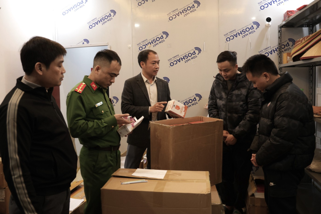 Lực lượng Cảnh sát hình sự bắt giữ Nguyễn Tuấn Anh và Nguyễn Việt Anh tại nơi ở xã An Khánh, thành phố Hà Nội