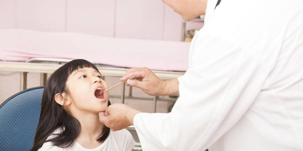 Nên đưa trẻ nhỏ đi khám nếu có dấu hiệu bất thường (Ảnh: Sưu tầm)