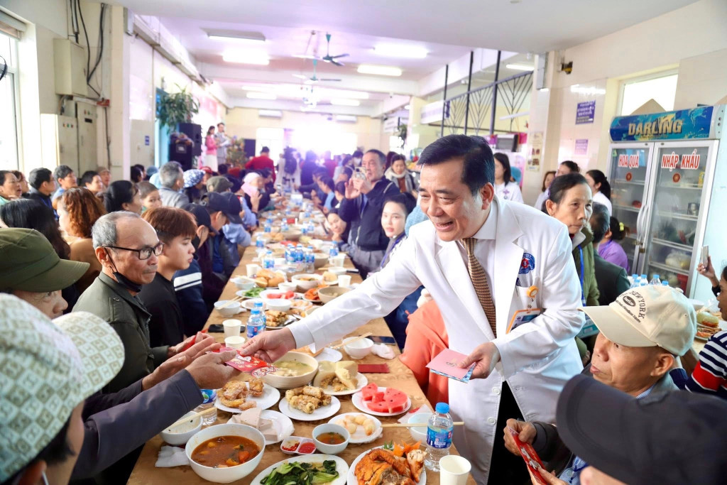 PGS.TS Phạm Văn Bình - Phó Giám đốc Bệnh viện K chung vui cùng các bệnh nhân tại bữa cơm tất niên (Ảnh: TL)