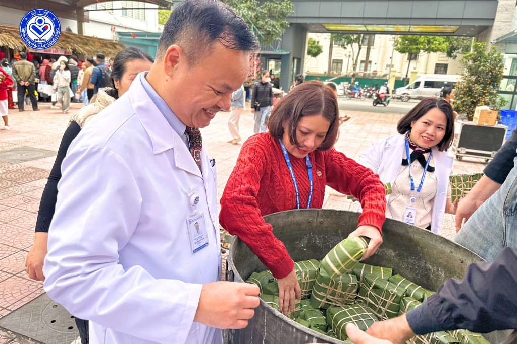 Bánh chưng xanh được xếp vào nồi trong không khí chuẩn bị đón Tết (Ảnh: BVCC)
