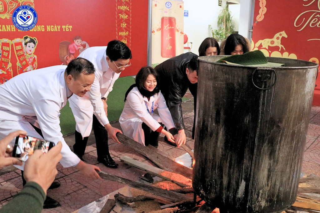 Ban Lãnh đạo nhóm lửa khởi động hoạt động luộc bánh chưng (Ảnh: BVCC)