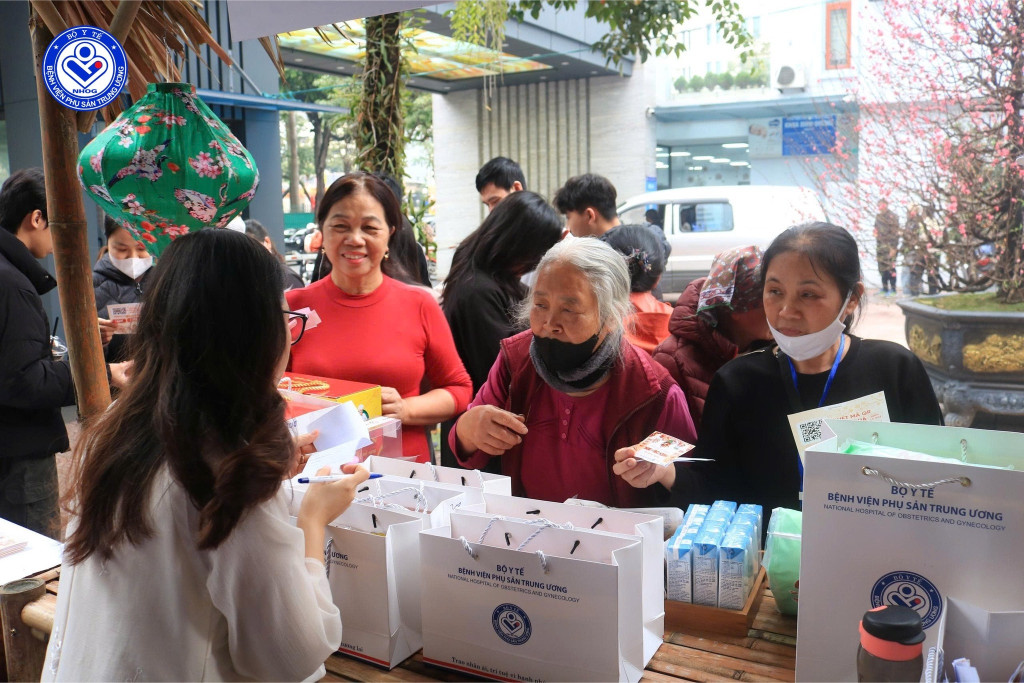 Người bệnh nhận quà Tết tại gian hàng Phiên chợ 0 đồng (Ảnh: BVCC)