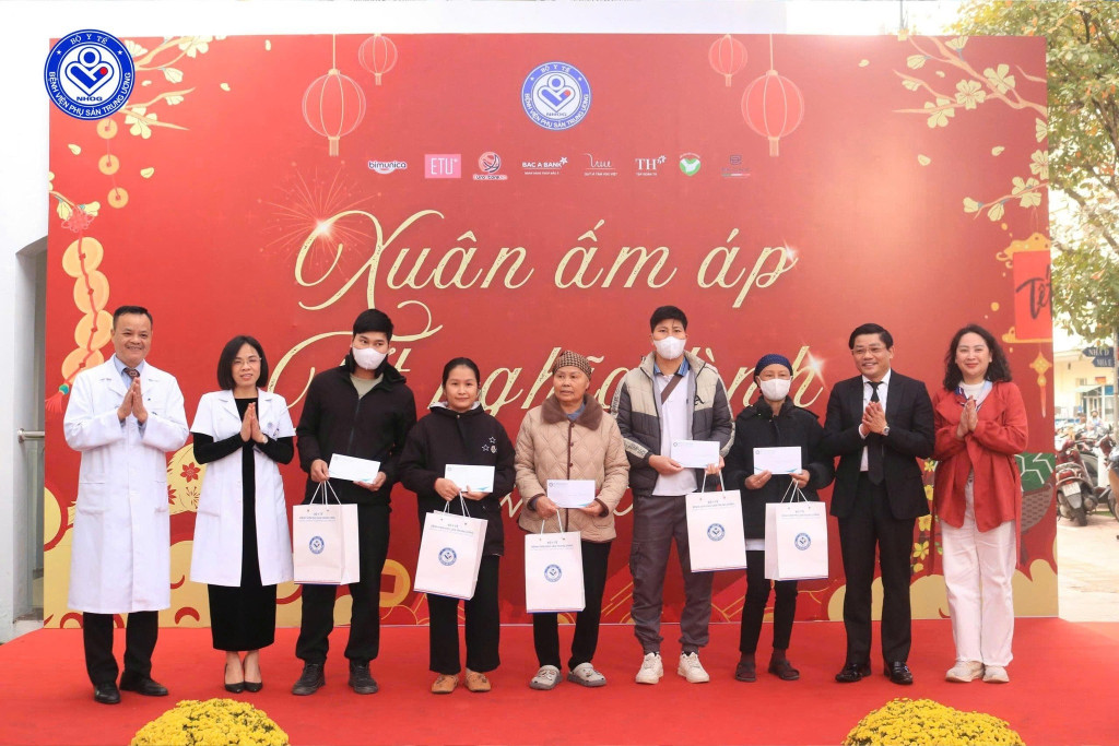 Khoảnh khắc lưu niệm cùng Ban Lãnh đạo trong chương trình Xuân ấm áp - Tết nghĩa tình (Ảnh: BVCC)