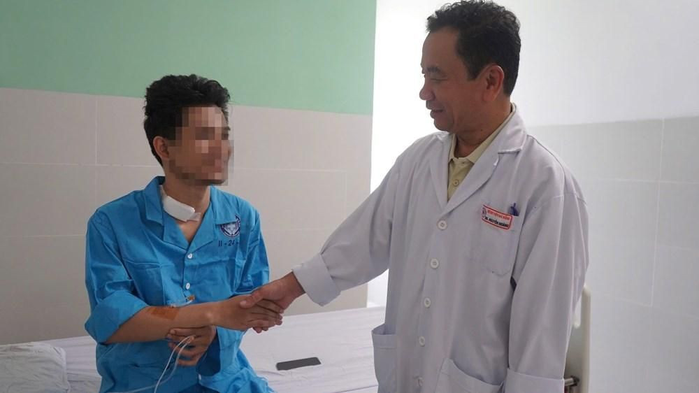 Người hiến gan (con trai người bệnh) có thể tự ăn uống, đi lại sinh hoạt bình thường sau 4 ngày hậu phẫu và chuẩn bị xuất viện về đón Tết cùng gia đình (Ảnh: BVCC)