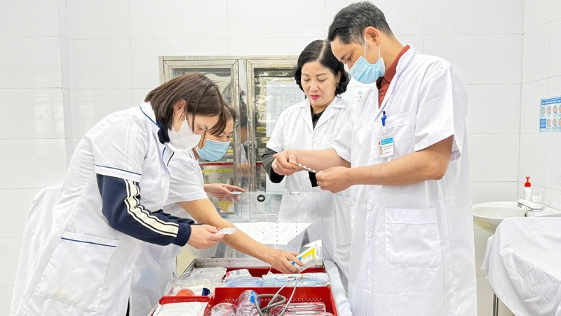 Cán bộ y tế Trạm Y tế xã Quang Minh (Hà Nội) kiểm tra trang thiết bị, thuốc, hóa chất phục vụ công tác khám, chữa bệnh; phòng, chống dịch bệnh trên địa bàn dịp Tết Nguyên đán Bính Ngọ (Ảnh: SYTHN)