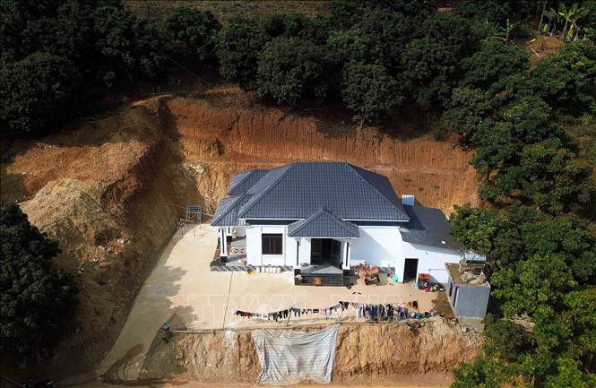 Do bị cuốn trôi hoàn toàn nhà cửa trong đợt lũ quét cuối tháng 7, đầu tháng 8/2025, gia đình anh Quàng Văn Thơm, bản Nậm Pù, xã Huổi Một, tỉnh Sơn La được hỗ trợ 100 triệu đồng nên đã đầu tư thêm để xây dựng căn nhà mới kiên cố
