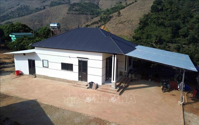 Cán bộ phòng Kinh tế xã Huổi Một và Trưởng bản Nậm Pù đến thăm gia đình chị Lò Thị Thơi, một trong những hộ dân bị lũ quét, cuốn trôi hoàn toàn nhà cửa vào cuối tháng 7, đầu tháng 8/2025