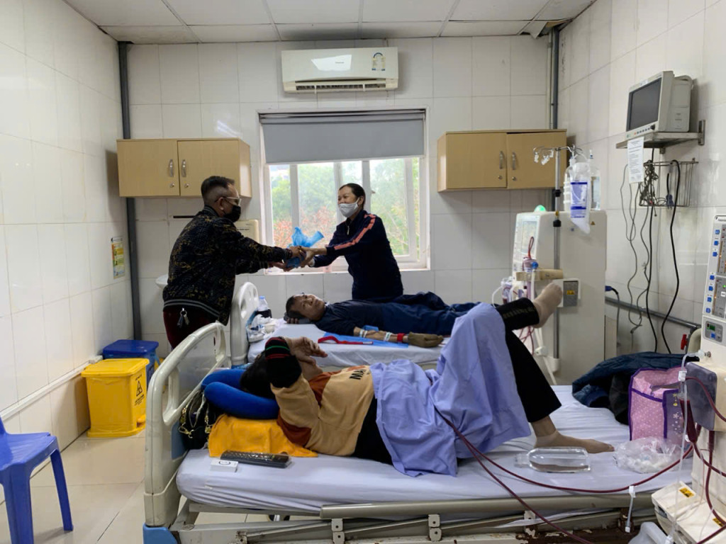 Tặng quà Tết, động viên bệnh nhân tại Khoa thận nhân tạo, Bệnh viện Thanh Nhàn (Ảnh: VGP/Thiện Tâm)