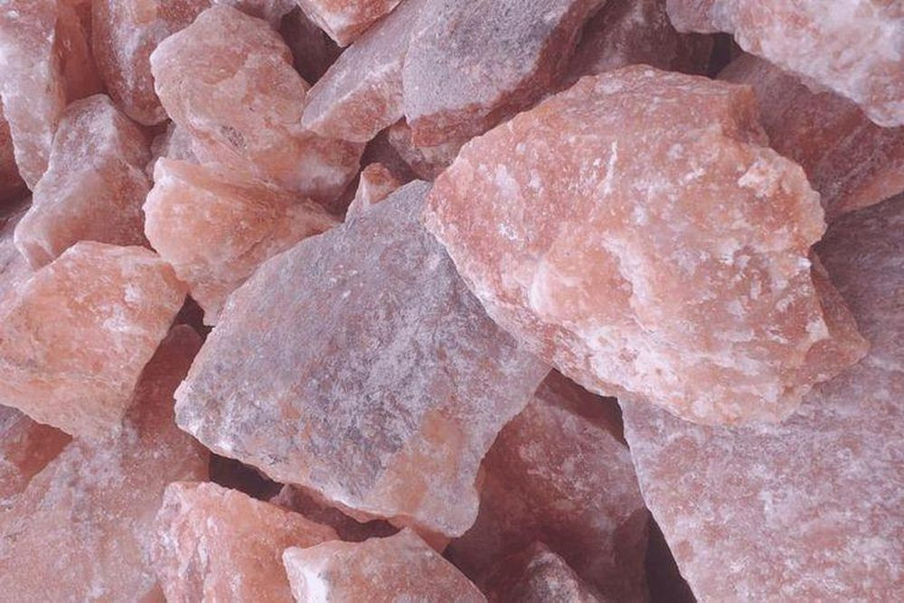 Nguồn gốc địa chất cổ xưa. Đá muối hồng Himalaya chủ yếu được khai thác tại mỏ Khewra (Pakistan), hình thành từ các đại dương cổ cách đây hàng trăm triệu năm (Ảnh: Pinterest)