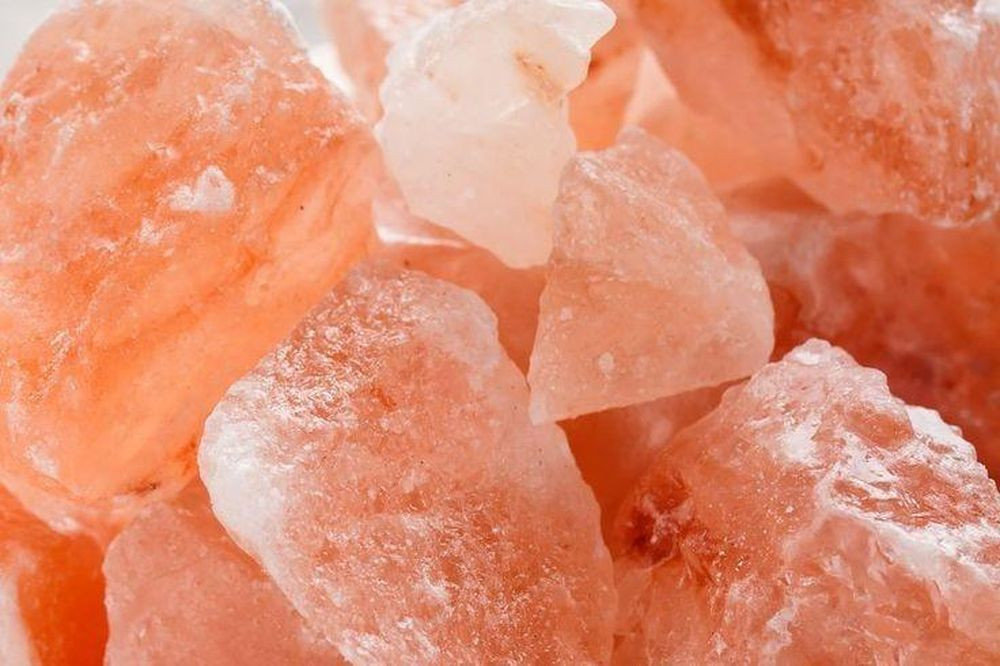 Màu hồng không đến từ điều kỳ bí. Sắc hồng đặc trưng xuất phát từ hàm lượng nhỏ oxit sắt và khoáng chất vi lượng, chứ không phải yếu tố “năng lượng” như quảng cáo (Ảnh: Pinterest)
