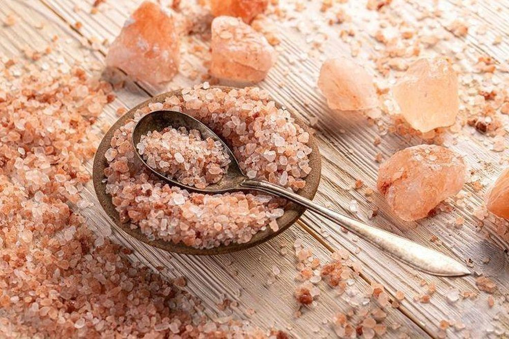 Thành phần hóa học gần giống muối thường. Khoảng 97–98% đá muối hồng vẫn là natri clorua, tương tự muối tinh luyện, khác biệt chủ yếu nằm ở tạp chất khoáng (Ảnh: Pinterest)