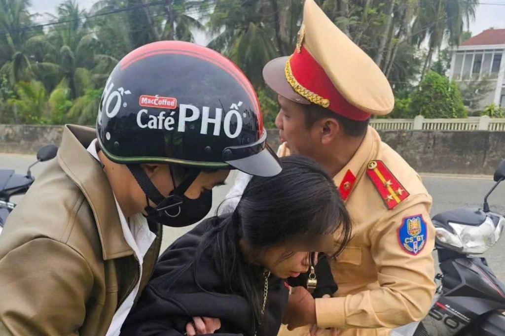 Cảnh sát giao thông hỗ trợ nữ sinh lên cơn co giật bên đường (Ảnh: Công an Đà Nẵng).