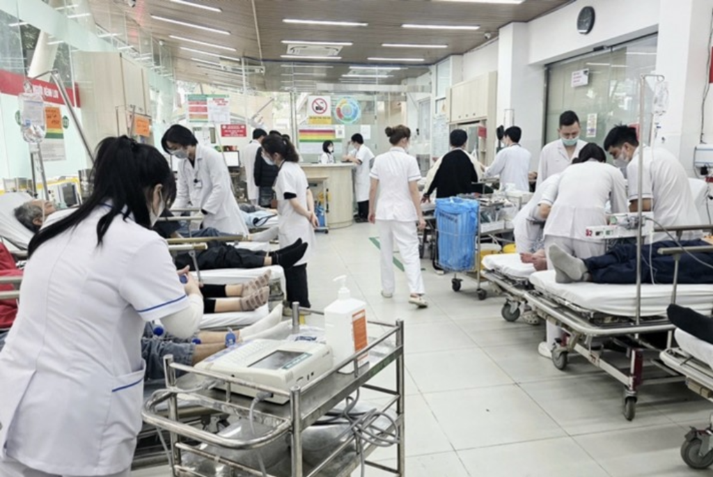 Các bác sĩ tại Trung tâm Cấp cứu A9 tiếp nhận bệnh nhân (Ảnh: TL)