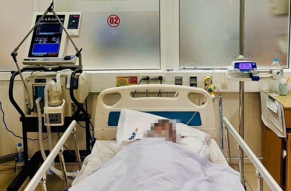 Một nạn nhân đang phải thở máy nghi ngộ độc rượu ngâm cây thực vật (Ảnh: NVCC)
